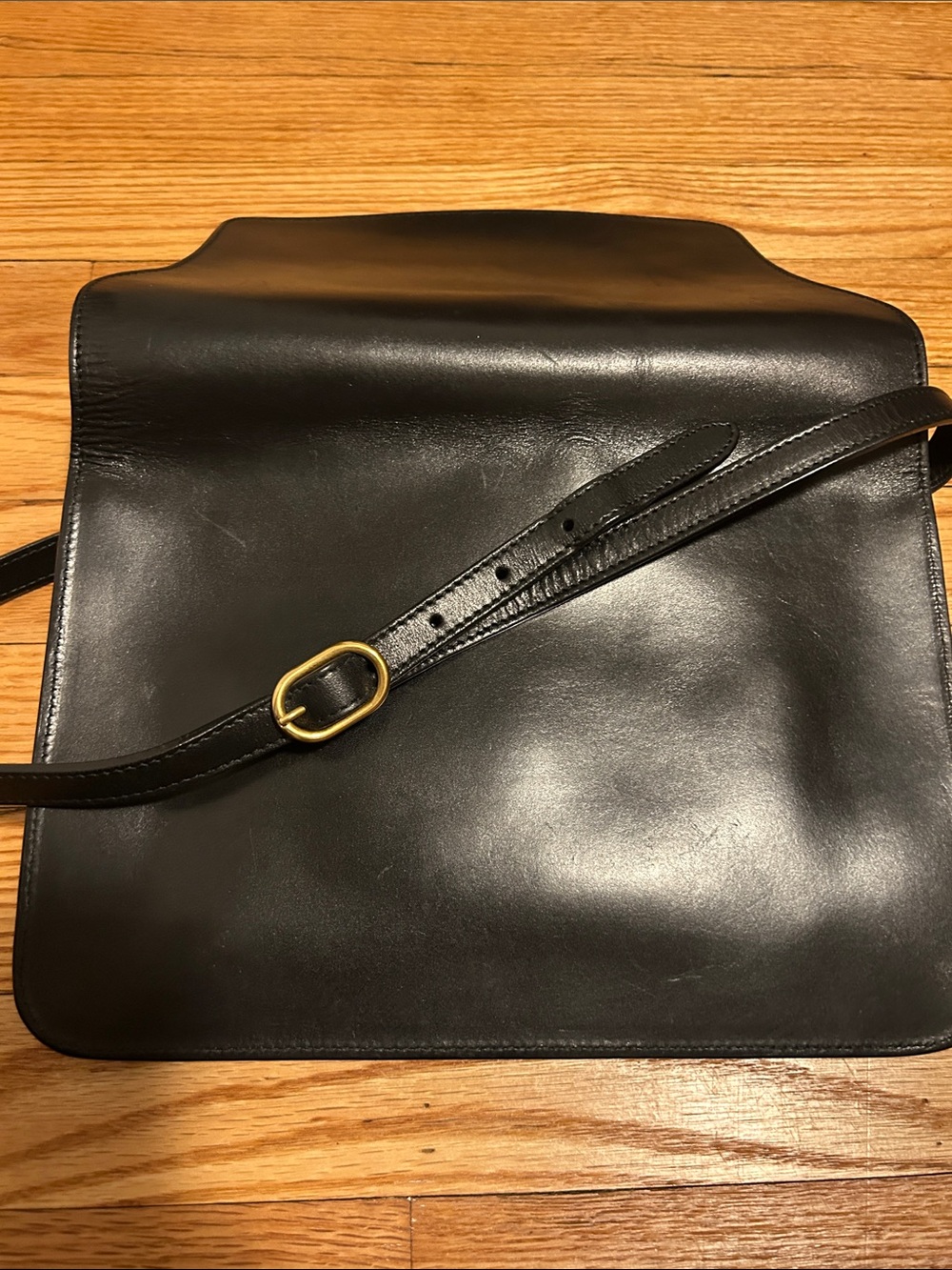 Gucci Black Leather Bag with Gold Accents - Picture 8 of 8